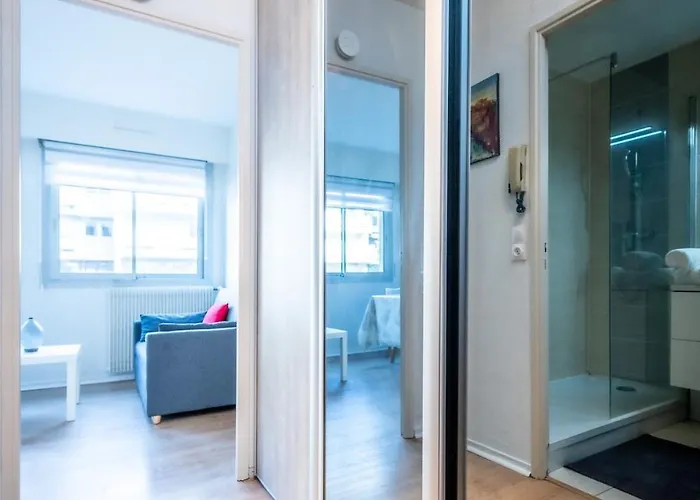 Hall Et Parking Prive